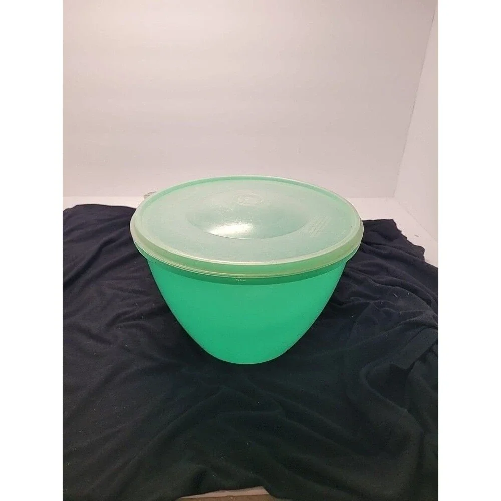 Vintage Tupperware Jadeite Green Lettuce Keeper #679 Excellent